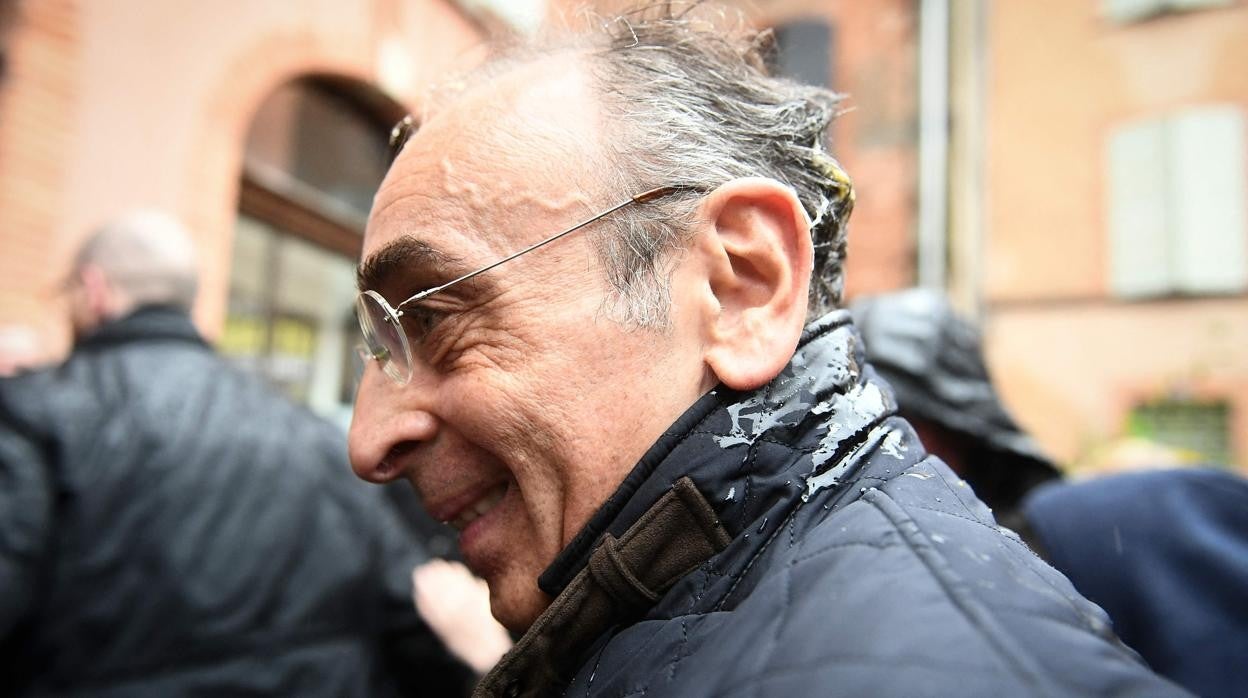 Zemmour, con rastros del huevo en la cabeza y en el abrigo