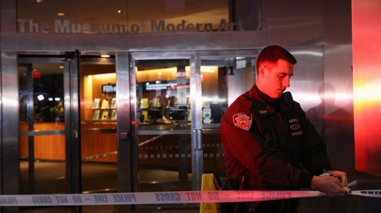 Un policía de Nueva York coloca una cinta delante de la puerta del MoMa tras el ataque