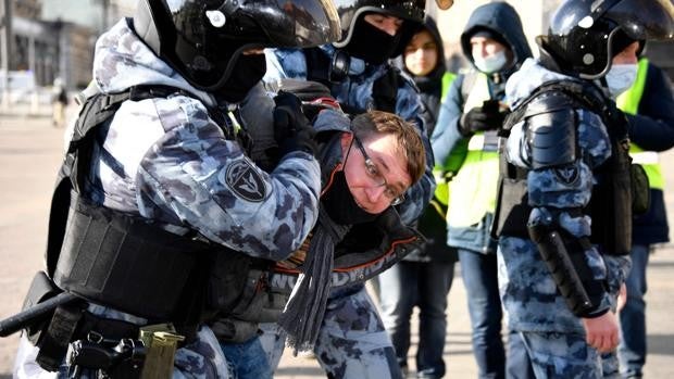 Más de 750 manifestantes detenidos en Rusia por protestar contra las 'operaciones especiales' en Ucrania