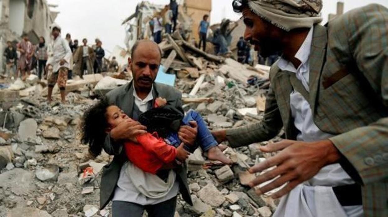 Efectos de un bombardeo saudí en una localidad controlada por los rebeldes en el oeste de Yemen