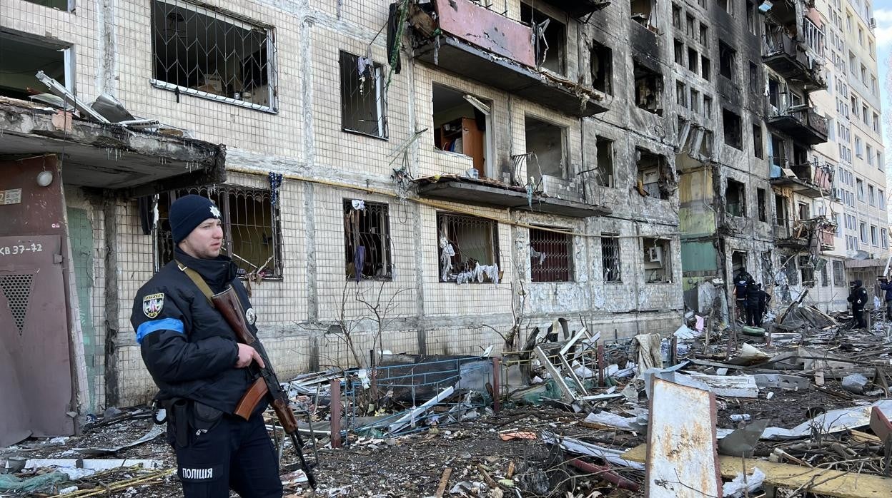 Imagen de estado del edificio tras sufrir el impacto de un proyectil ruso