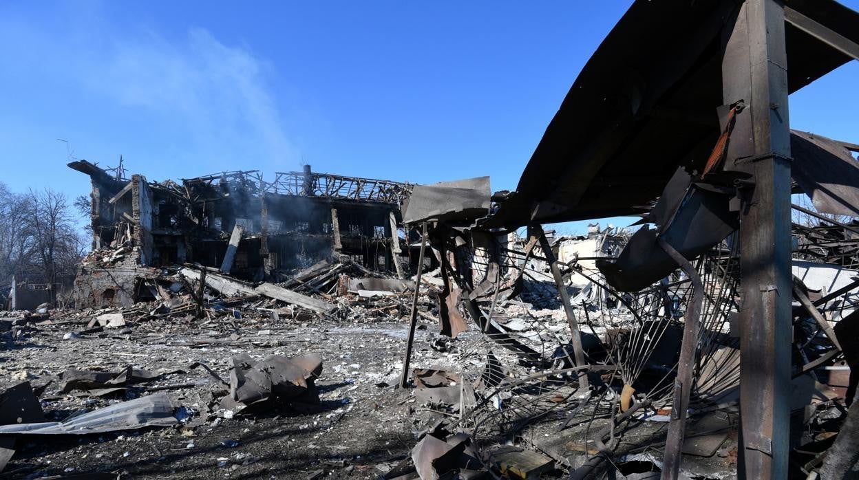 Una fábrica de calzado destruida en un bombardeo hace unos días en Dnipró