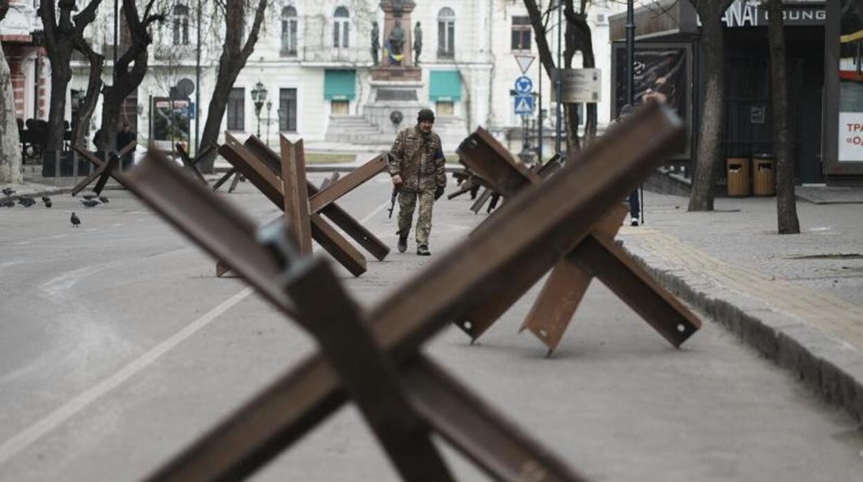 Un militar ucraniano, ante una barricada antitanques