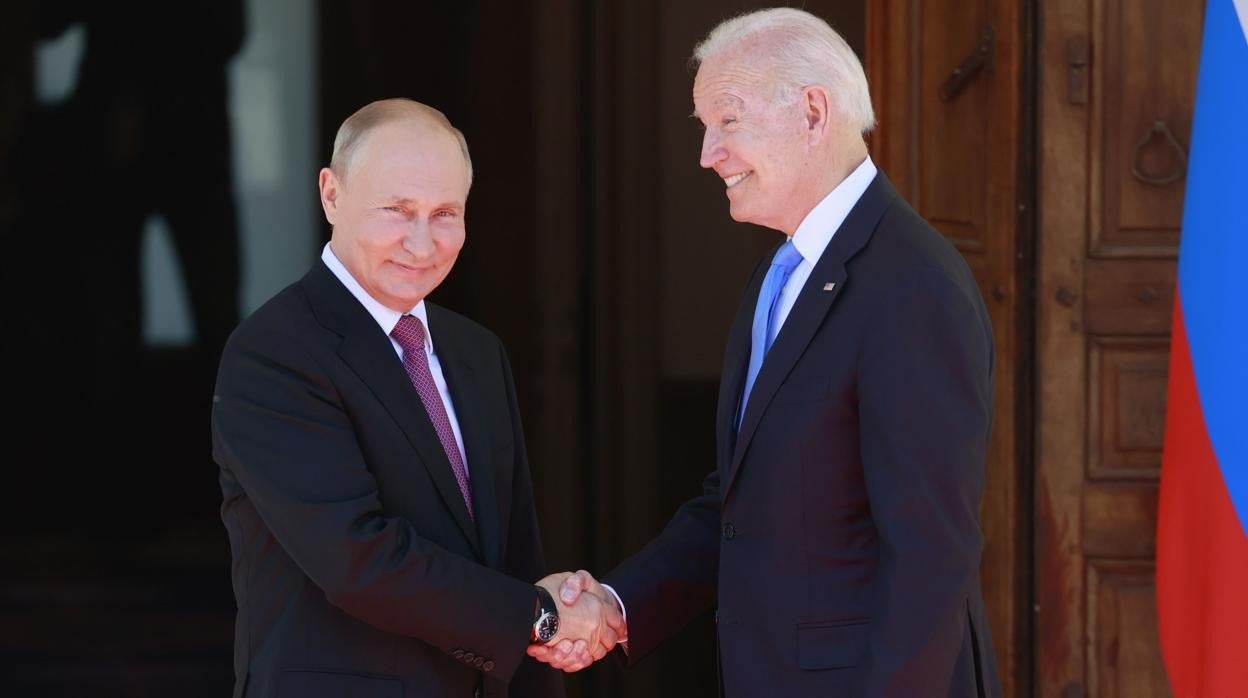 El presidente de Rusia, Vladímir Putin, estrecha la mano de su homólogo estadounidense, Joe Biden
