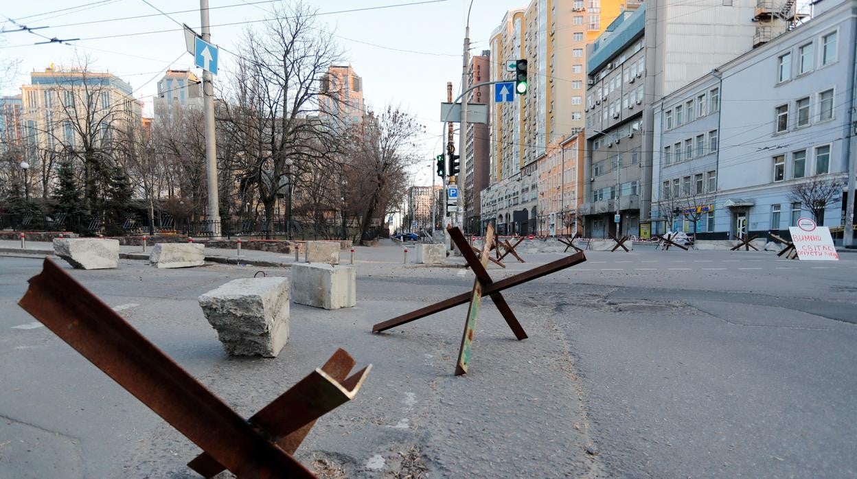 Barreras antitanques en las calles vacías de Kiev por el toque de queda