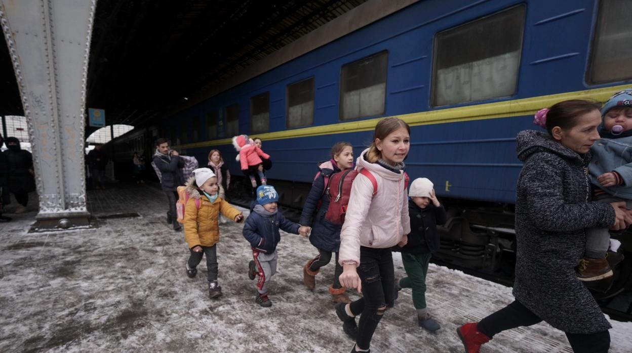Refugiados, entre ellos muchos niños, en la estación de tren de Leópolis