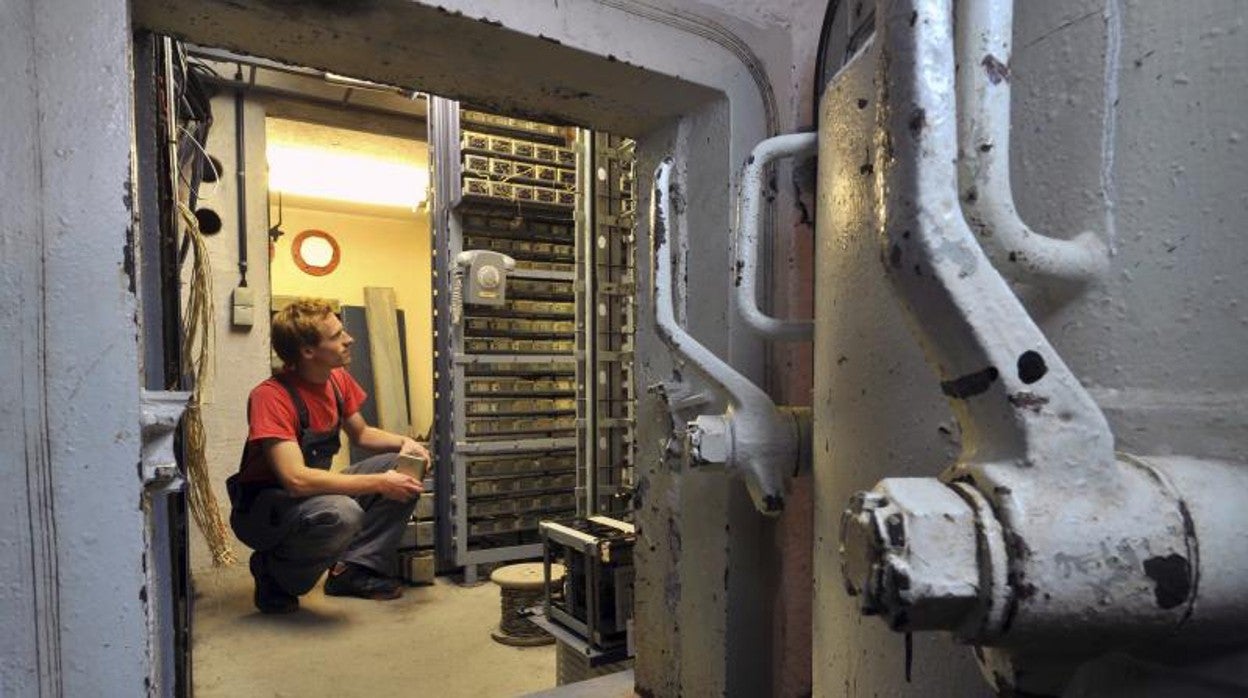 Un empleado en la sala de control del antiguo búnker (hoy convertido en museo) de la Stasi en Machern, cerca de Leipzig, Alemania