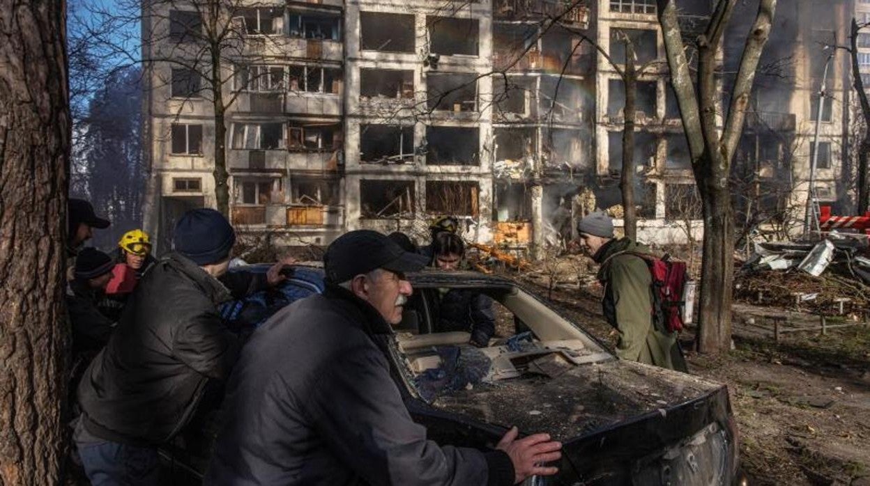 Un edificio de residentes bombardeado en Kiev el pasado martes