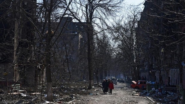 El Ayuntamiento de Mariúpol culpa a las tropas rusas de bombardear un edificio con 400 civiles dentro