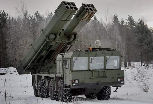 El lanzador Tornado-S (en la imagen) y su variante menos avanzada BM-30 Smerch son sistemas de artillería de cohetes no guiada. Tienen menos precisión. Pueden alcanzar objetivos de castigo a unos 90 kilómetros.