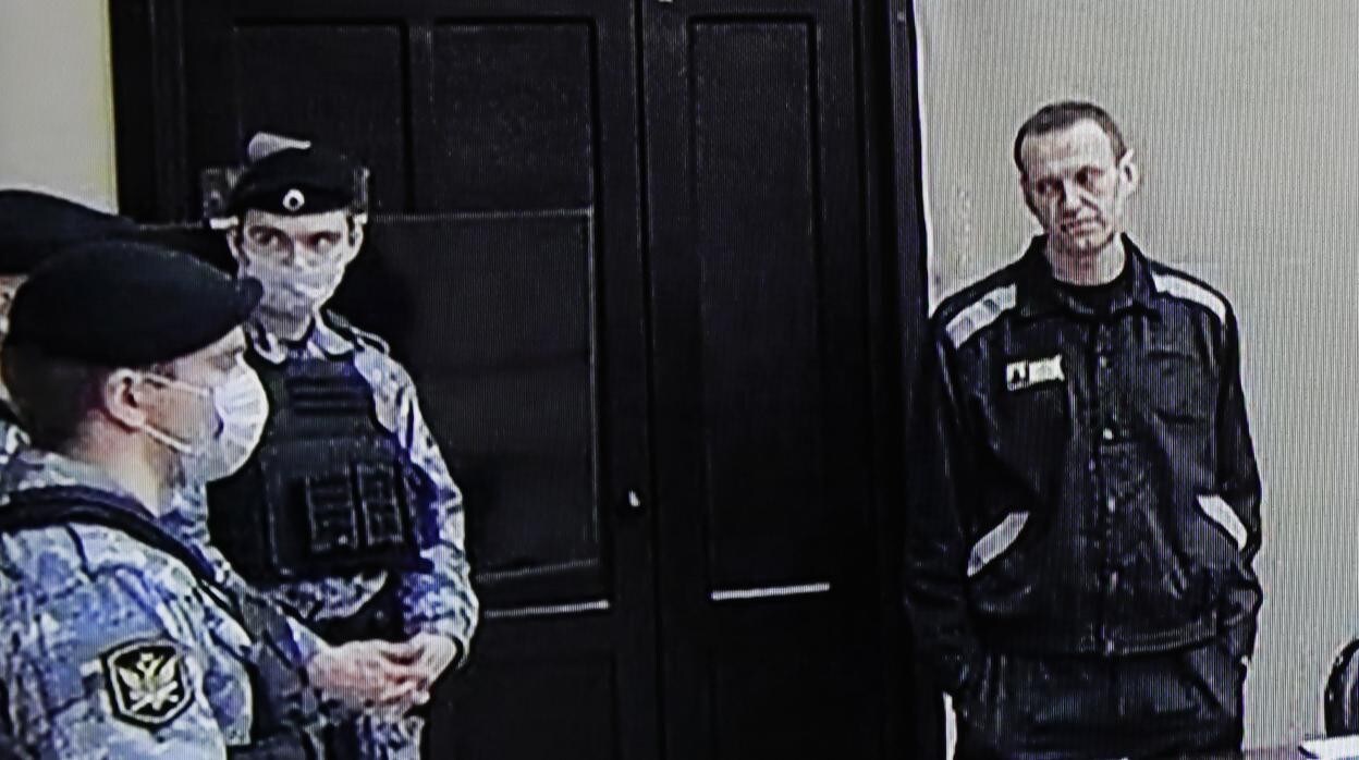 El líder de la oposición y activista ruso Alexei Navalni se ve en una pantalla durante el juicio en la colonia penal número 2, en Pokrov