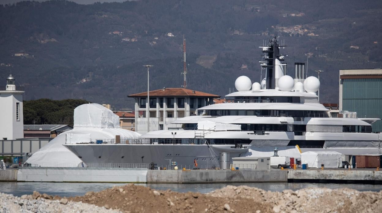 El superyate Scherezade, encallado en un puerto de la Toscana