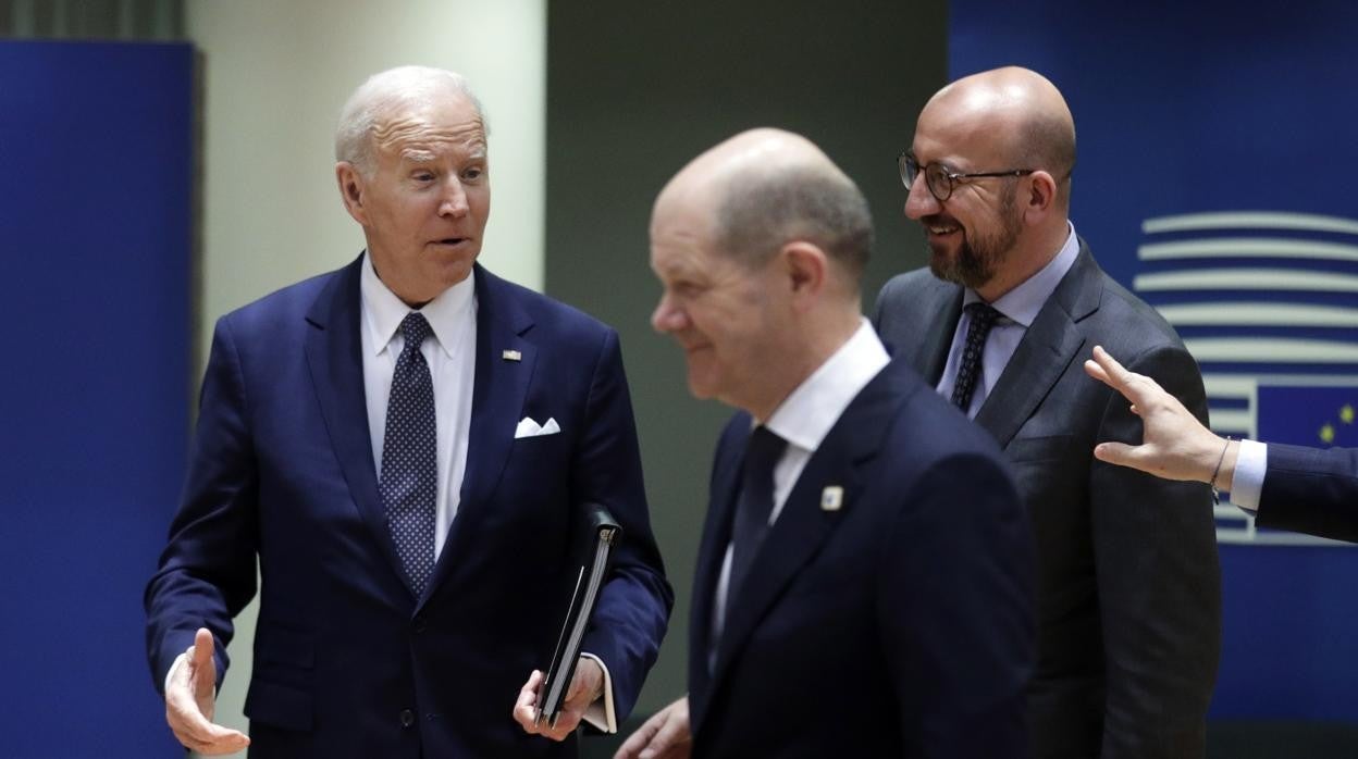 Biden, ayer con el canciller alemán, Olaf Scholz, y el presidente del Consejo Europeo, Charles Michel