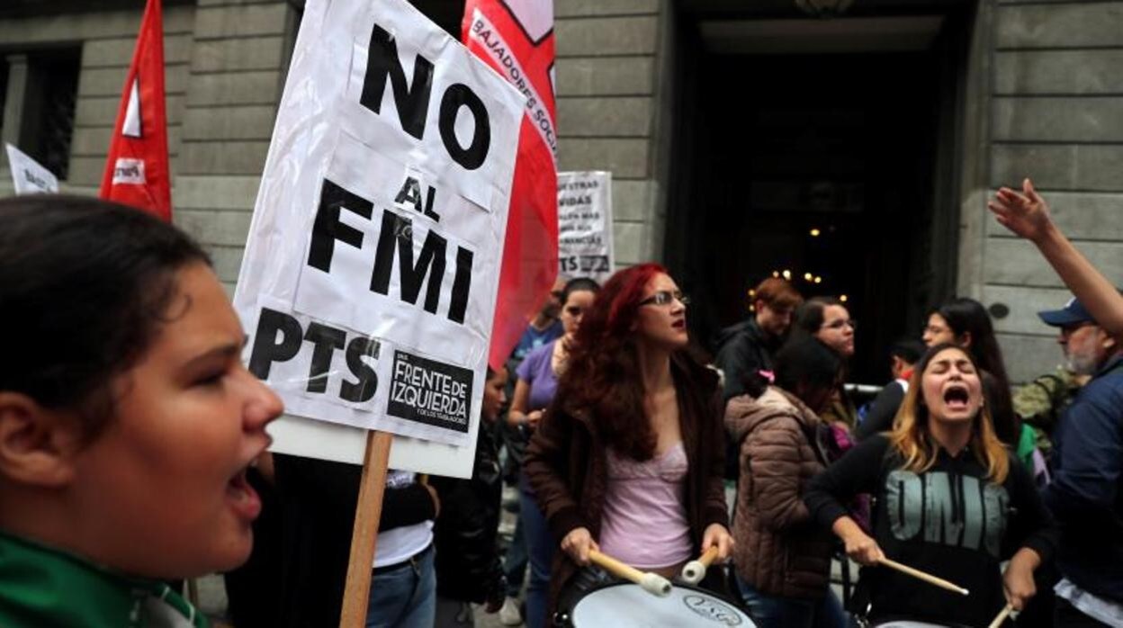 Protesta contra el organismo en Buenos Aires