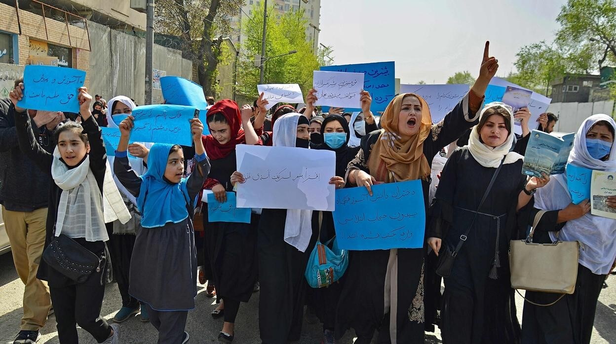 Mujeres y niñas afganas participan en una protesta frente al Ministerio de Educación en Kabul tras mantener cerradas las escuelas para las menores