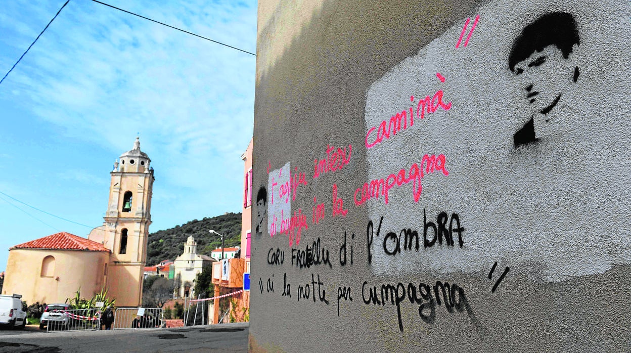 Retrato del activista independentesita Ivan Colonnna, cerca de la iglesia de Carguese (Córcega) donde tendrá lugar su funeral