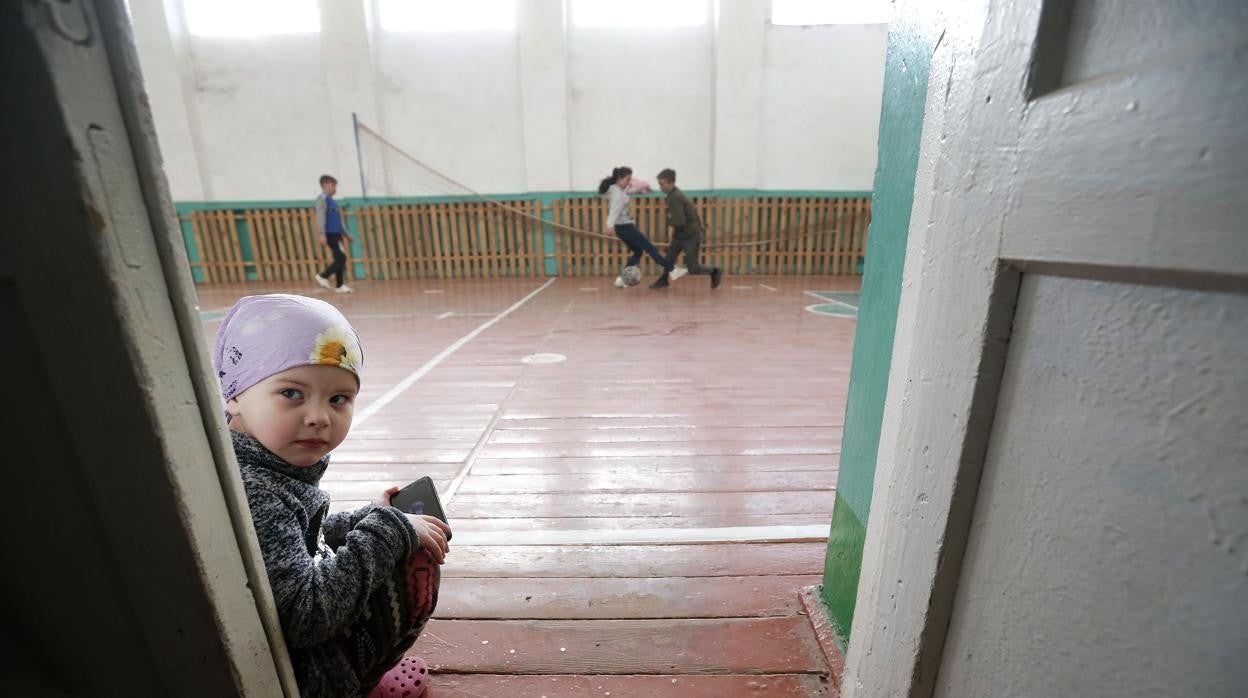 Niños refugiados procedentes de Lugansk, juegan en un colegio este lunes en la ciudad de Lviv