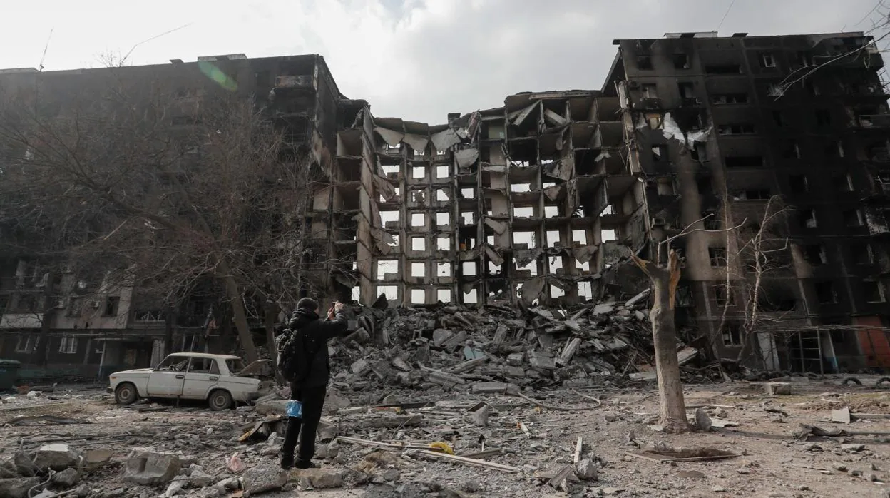 Edificio de viviendas destruido en la ciudad ucraniana de Mariúpol