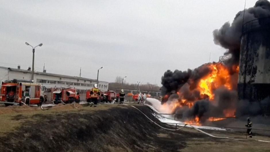 Los bomberos apagan el fuego en el depósito de almacenamiento de combustible ruso en Bélgorod