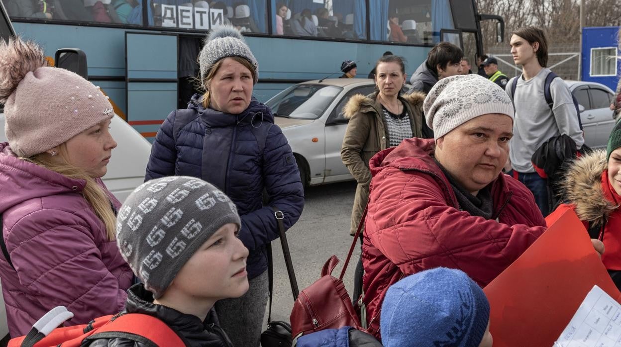 Un grupo de refugiados de Mariúpol llega a Zaporiyia