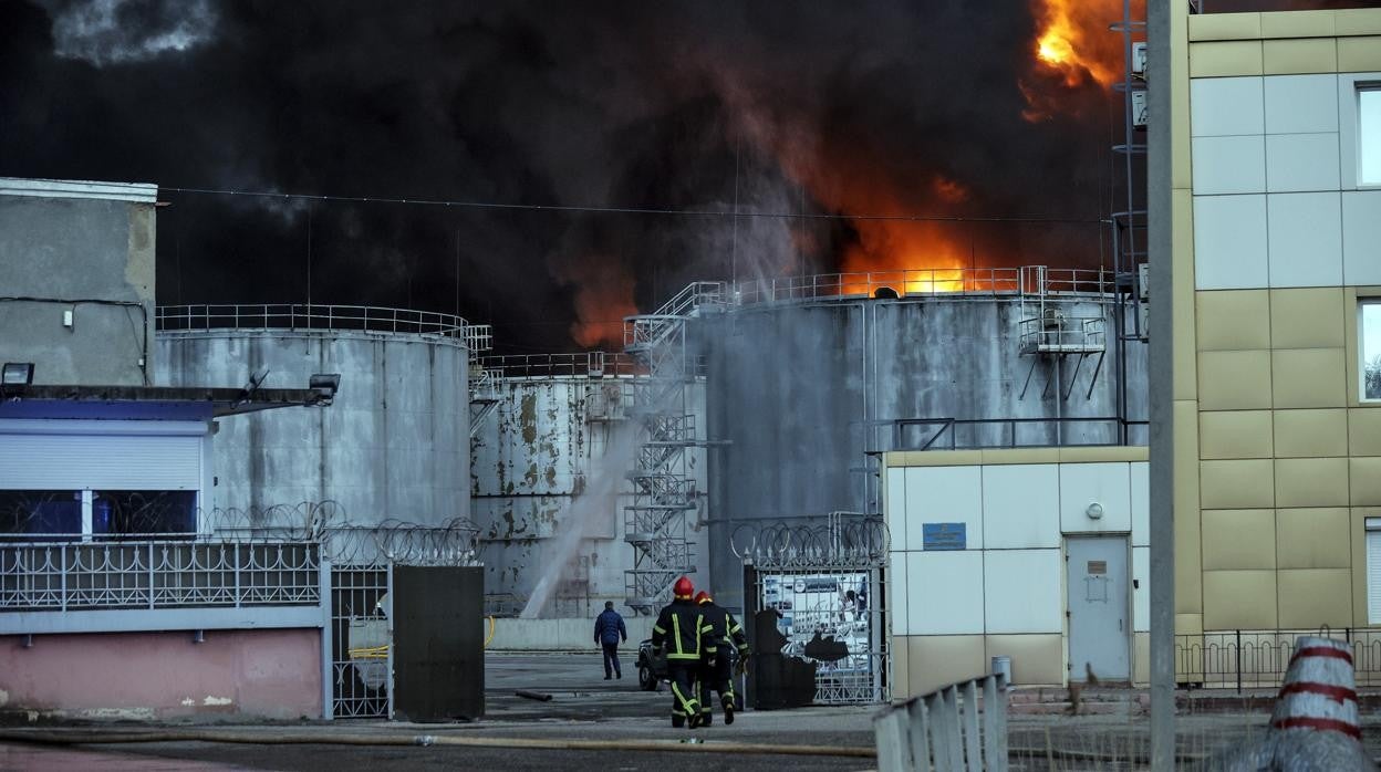 Tres columnas de humo se elevan en lugar donde se encuentra una refinería de petroleo en la ciudad ucrania de Odesa, después de que se escucharan fuertes explosiones sobre las seis de la mañana hora local.