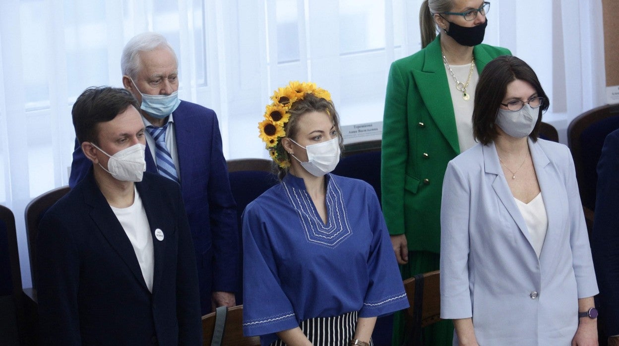 La joven opositora se vistió con los colores de la bandera de Ucrania