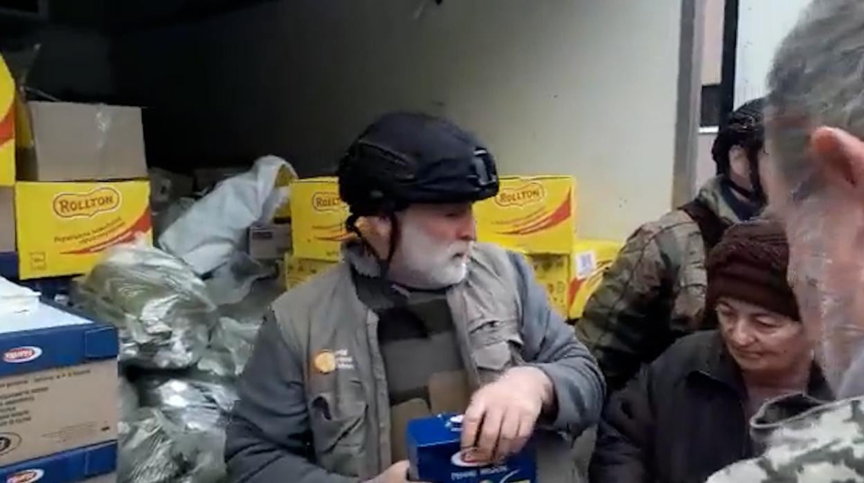 José Andrés reparte comida en Bucha y denuncia los horrores de la guerra