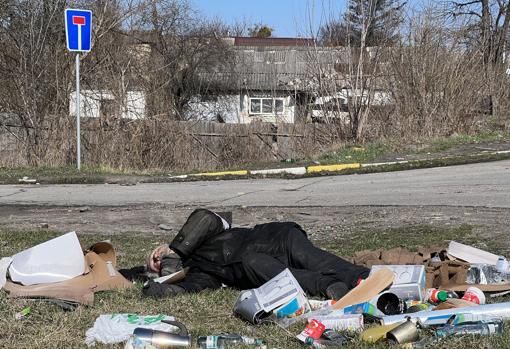 El cadáver de un civil en Bucha, a las afueras de Kiev