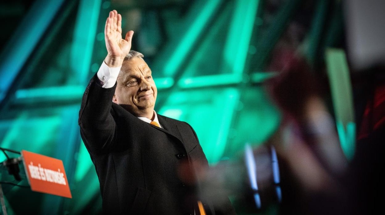 Viktor Orbán saludando a sus seguidores durante el evento del partido gobernante Fidesz-KDNP después de las elecciones generales