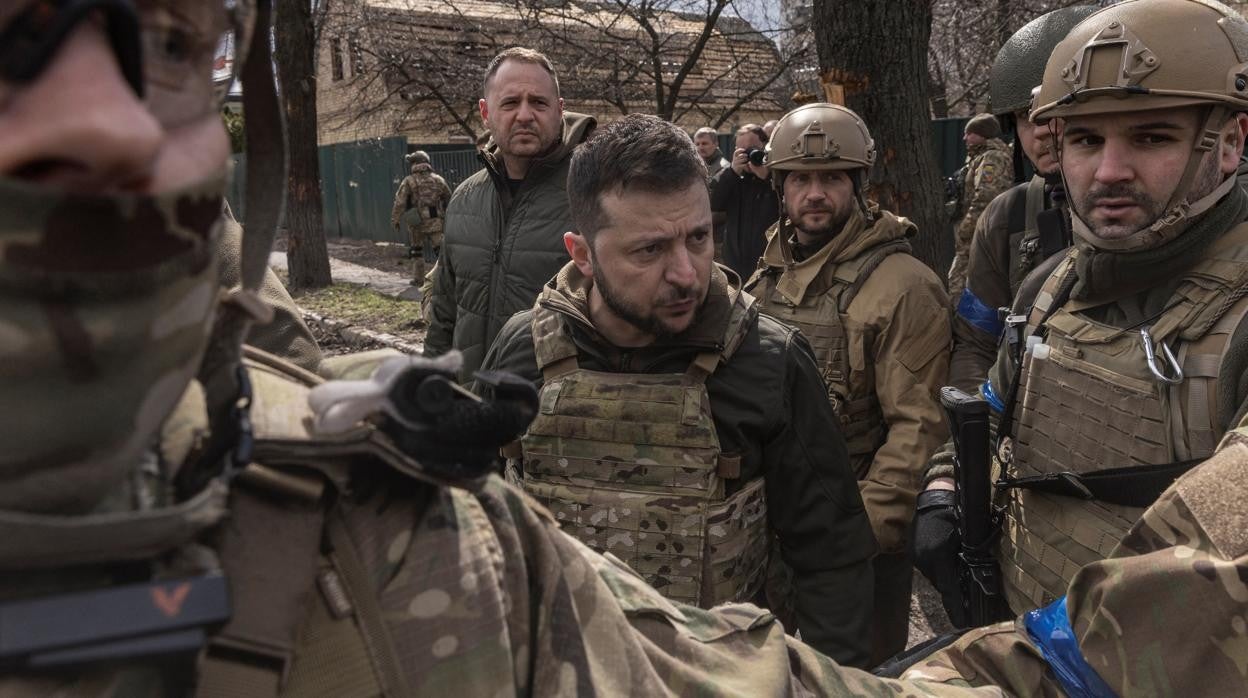 El presidente de Ucrania, Volodimir Zelenski, recorriendo la ciudad de Bucha, en la que se han descubierto al menos 300 cadáveres de civiles