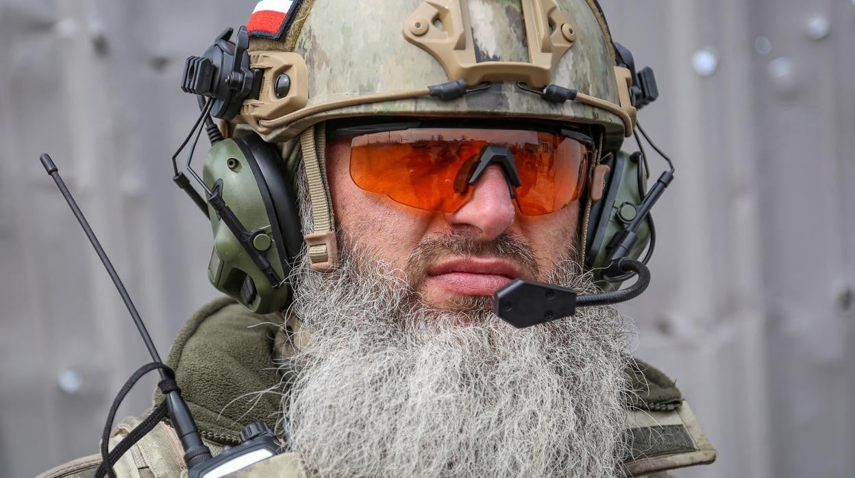 Uno de los combatientes chechenos que apoyan a las tropas rusas