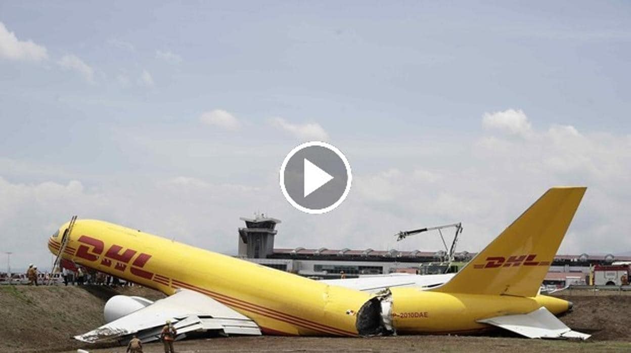 Un avión de carga se parte en dos durante un aterrizaje de emergencia