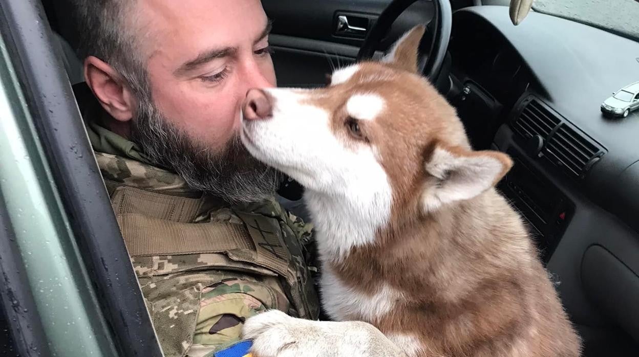 El soldado junto a la perra que ha rescatado