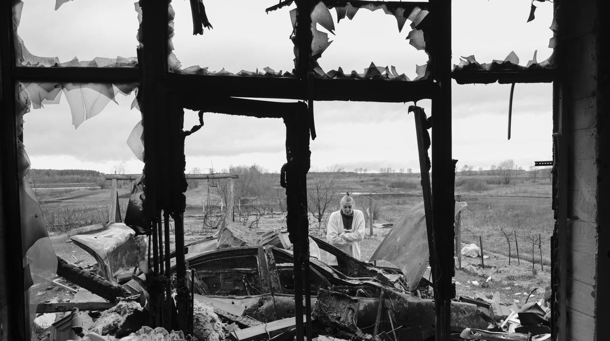 Tetyana observa desolada los restos de su casa en Fenevychi destruida por un tanque ruso