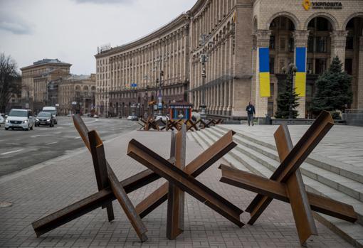 Fotografía de barricadas de arena y metal son vistas en una calle, hoy en Kiev (Ucrania). EFE/ Miguel Gutiérrez