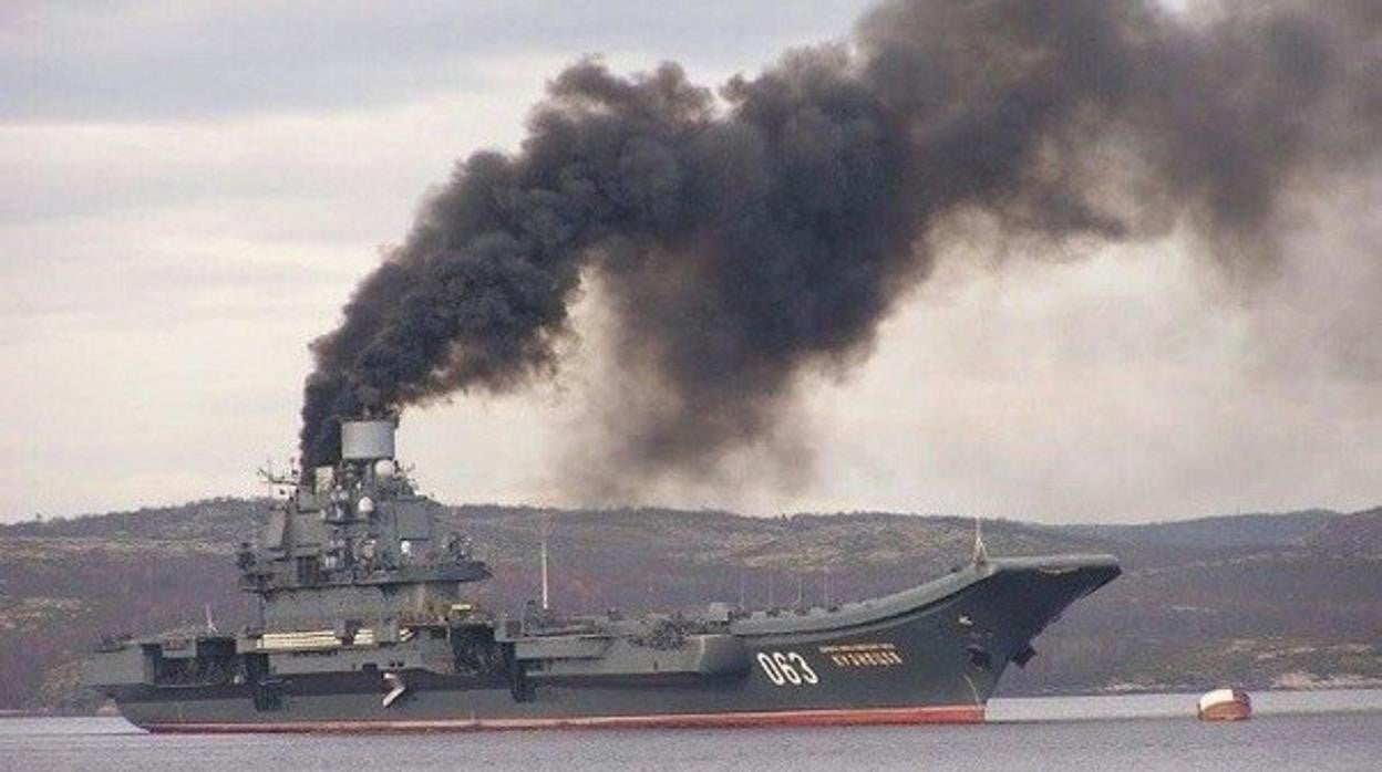 Almirante Kuznetzov, en Bahía de Kola, Rusia