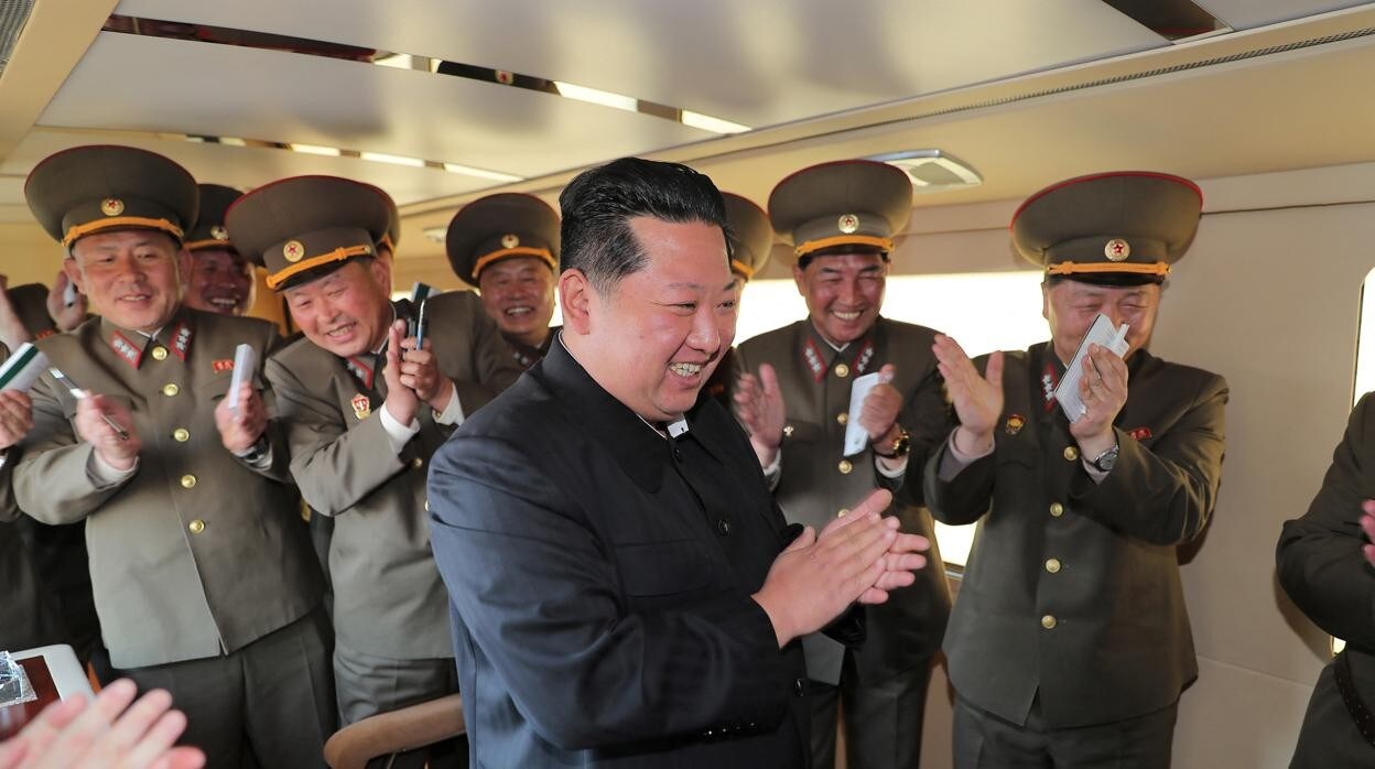 Kim Jong Un observa las pruebas de nuevas armas