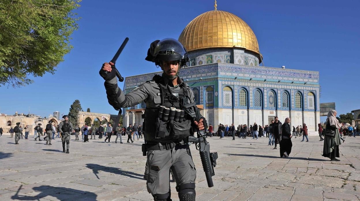 Un polecía israelí, ante la Explanada de las Mezquitas