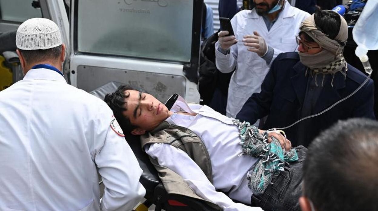 Servicios de emergencia trasladan a un joven herido por el atentado