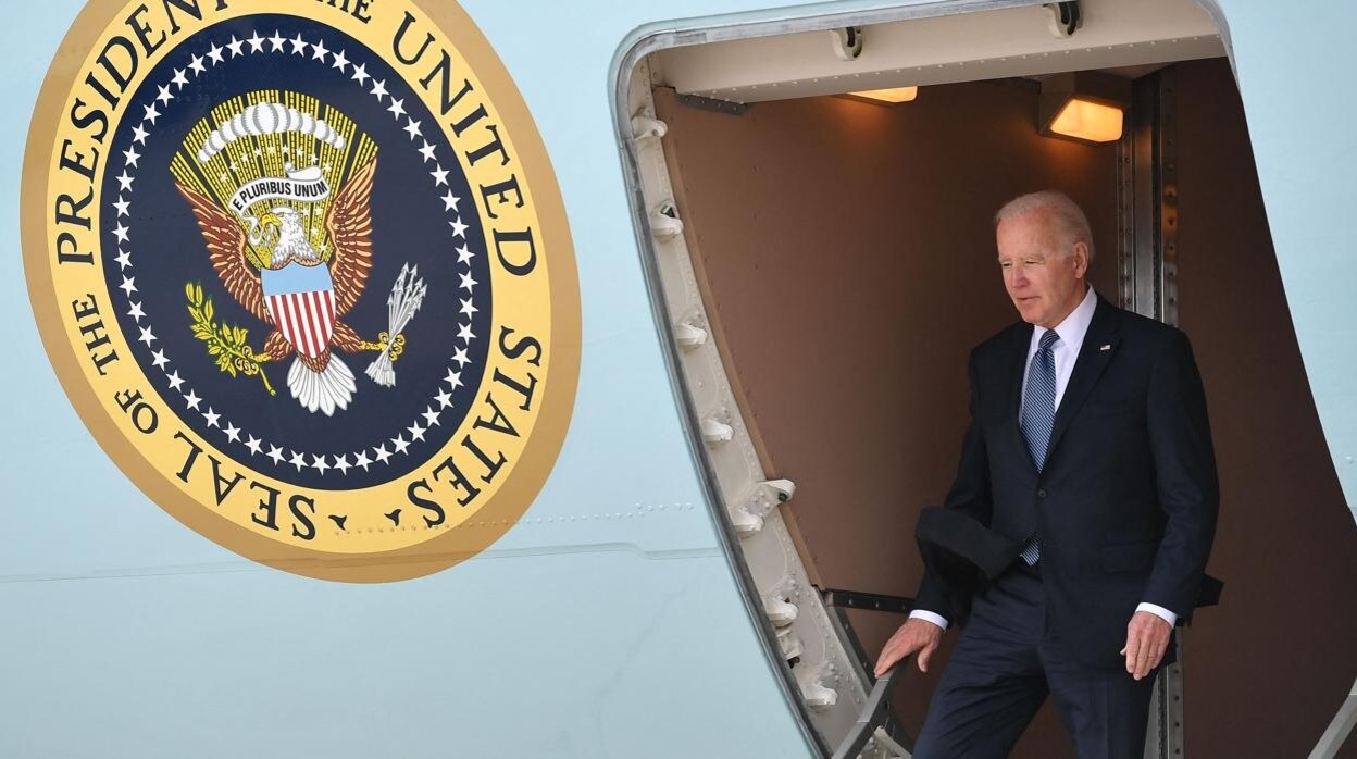 El presidente de los Estados Unidos, Joe Biden, baja del Air Force One al llegar al Aeropuerto Internacional de Portsmouth