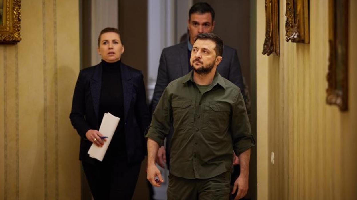 El presidente de Ucrania, Volodímir Zelenski, ante el presidente del Gobierno, Pedro Sánchez