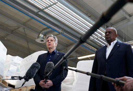 Blinken y Austin, durante la rueda de prensa ofrecida este lunes en la frontera de Polonia