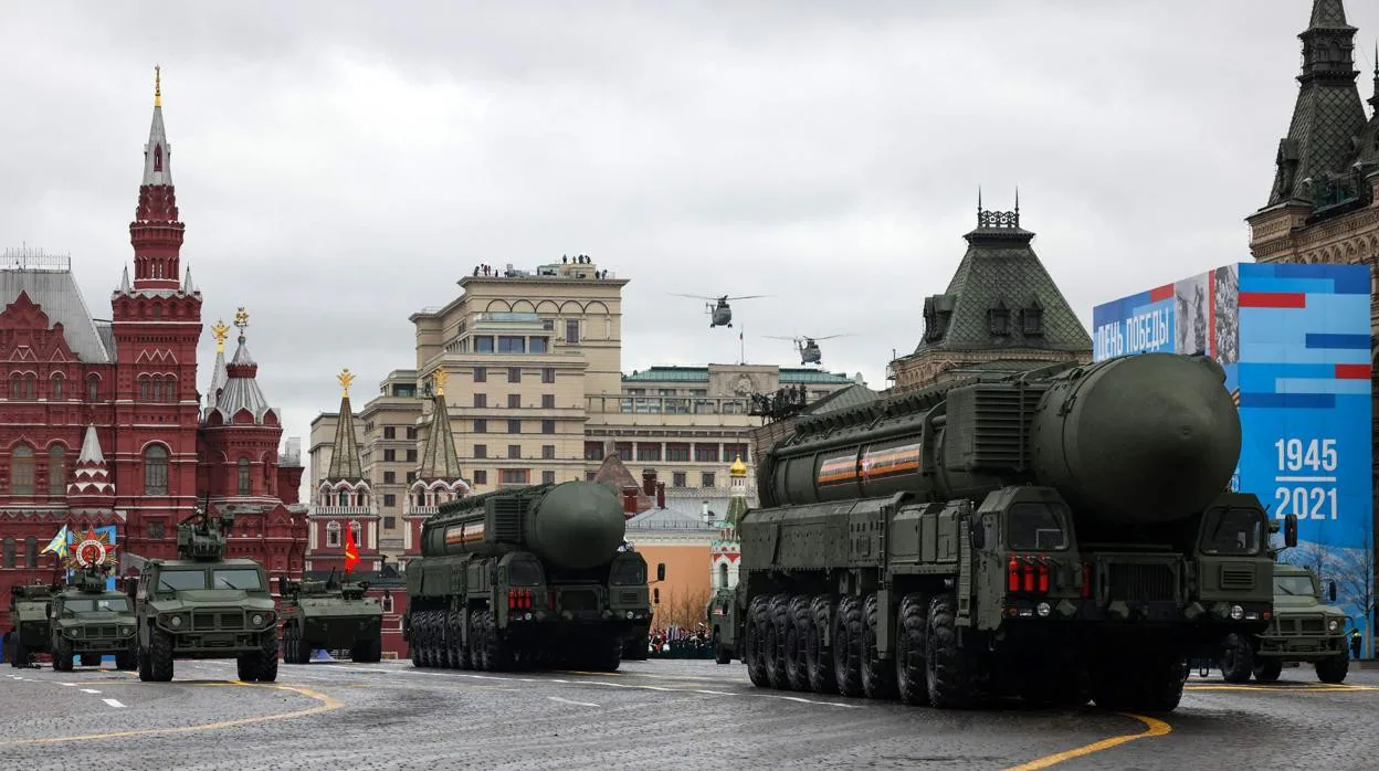 Los sistemas rusos de misiles balísticos intercontinentales Yars RS-24 se desplazan por la Plaza Roja durante el desfile militar del Día de la Victoria en Moscú en 2021