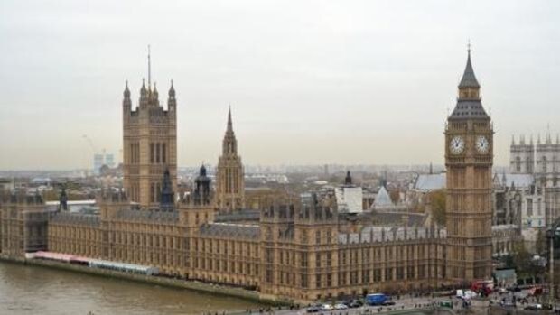 El parlamentario británico suspendido por ver pornografía en la Cámara de los Comunes dice que abrió el contenido «por error»