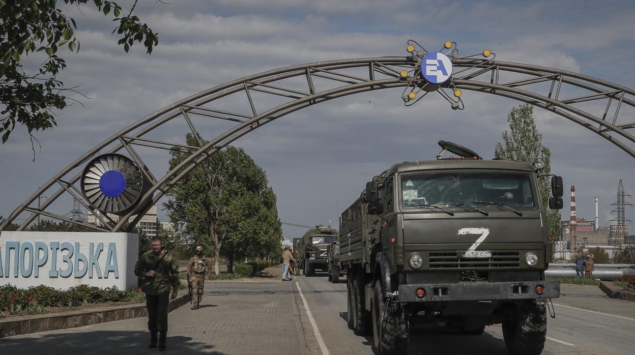 Militares rusos en la central nuclear ucraniana de Zaporiyia