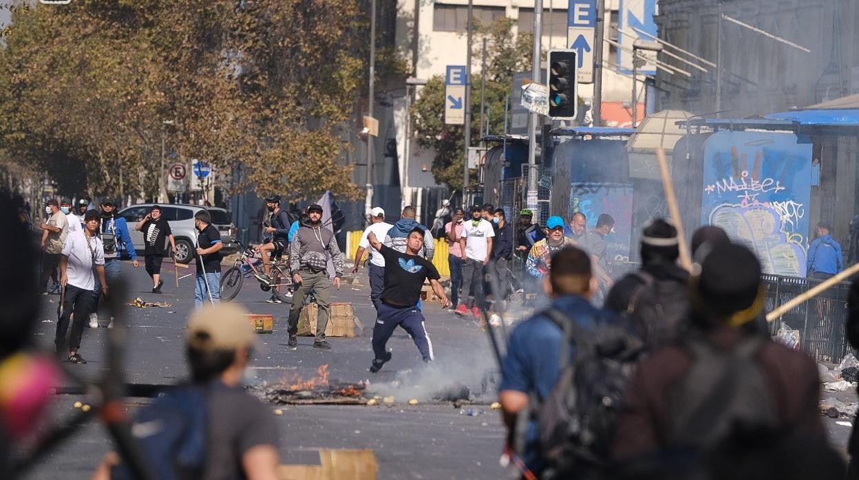 Momento de enfrentamientos en el día de los trabajadores en la capital de Chile, Santiago