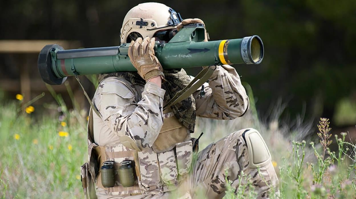 Un militar sostiene un lanzagranadas anticarro C-90, una de las armas entregadas por España a Ucrania