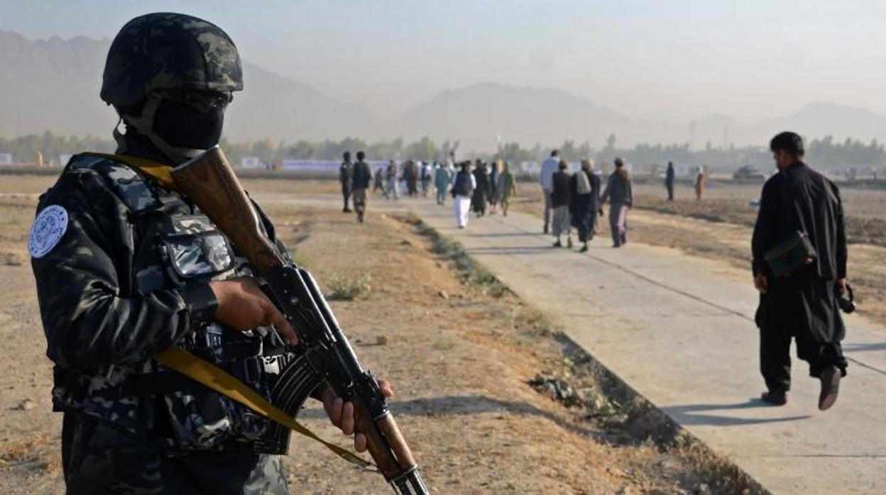 Un taliban sostiene su arma en Kandahar