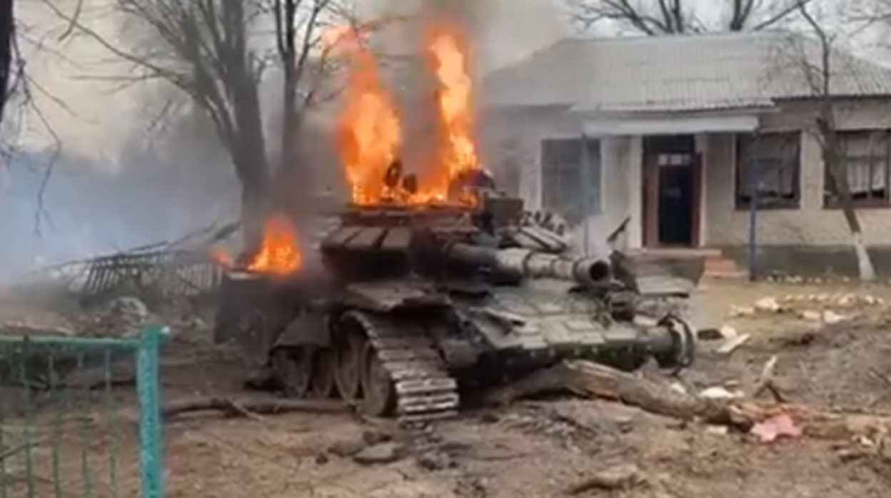 Un tanque ruso T-72B3 ardiendo después de ser alcanzado por las fuerzas ucranianas en Chernígov