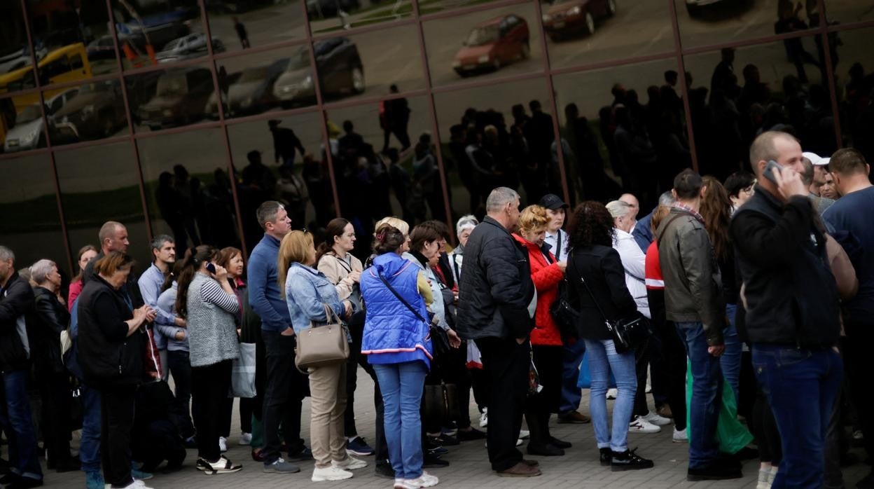 Cola de refugiados ucranianos en Zaporiyia